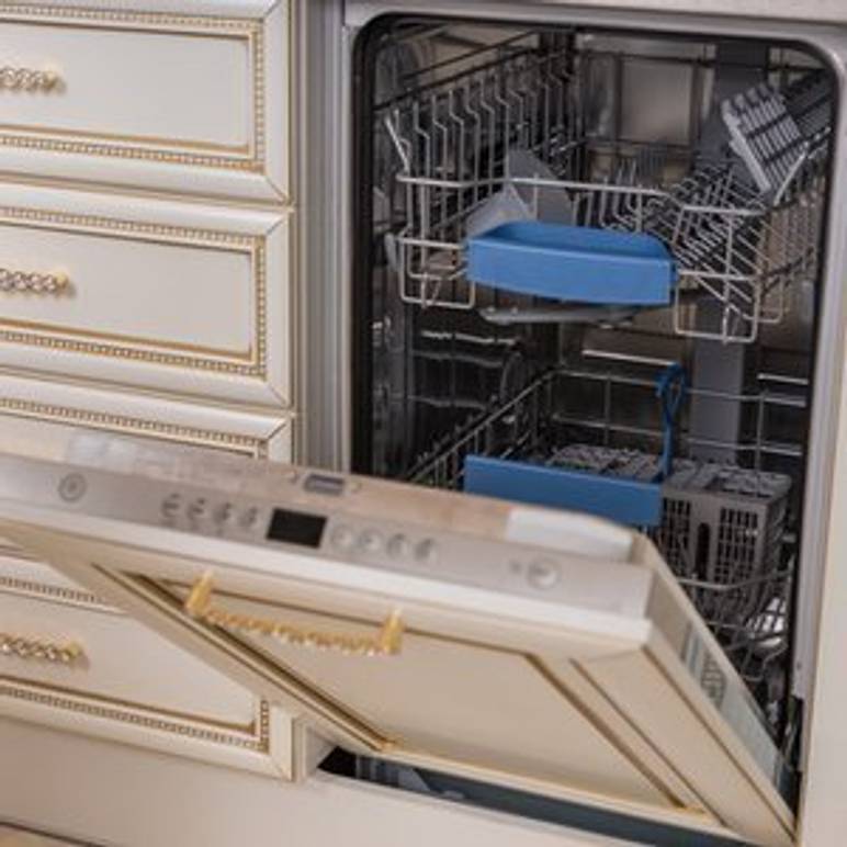 Einbau-Geschirrspüler von 45 cm Breite mit geöffneter Tür