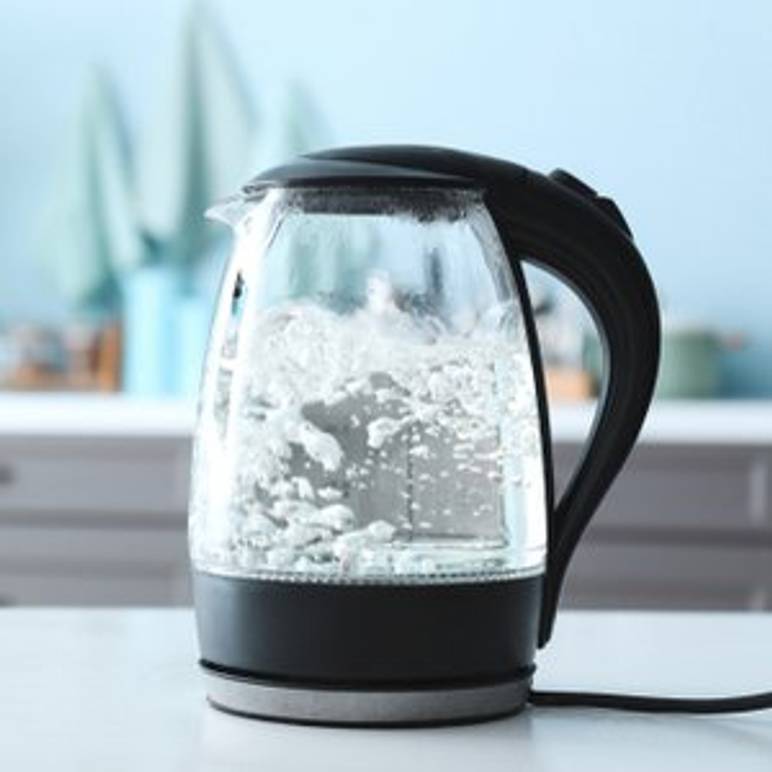 glas-wasserkocher mit kochendem wasser
