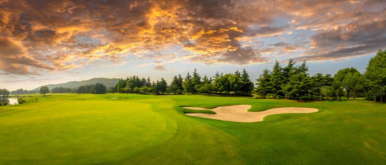golfplatz mit sonne