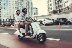 gps-tracker-paar-auf-moped