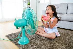 maedchen vor einem ventilator