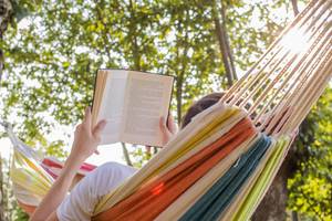 haengematte frau mit buch