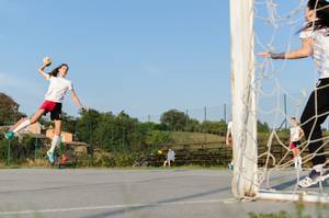 junge frau wirft handball