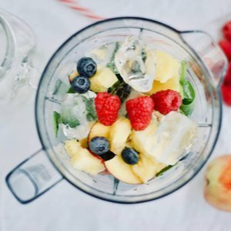 hochleistungsmixer mit fruechten und eiswuerfeln