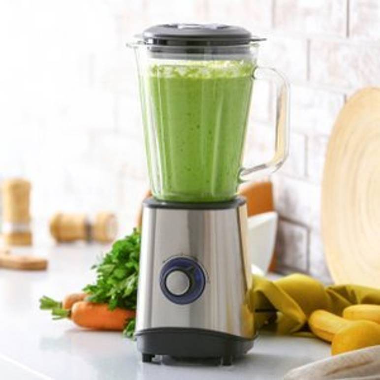hochleistungsmixer mit gruenem smoothie
