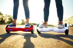 zwei menschen auf hoverboards
