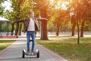 junge faehrt auf hoverboard