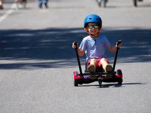 junge mit hoverboard