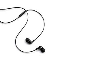 schwarze-in-ear-kopfhoerer-mit-kabel-auf-weissem-untergrund
