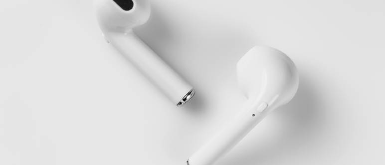 weisse-in-ear-kopfhoerer-auf-weissem-untergrund