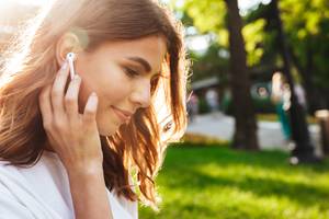 junge-frau-mit-in--ear-buds-im-ohr