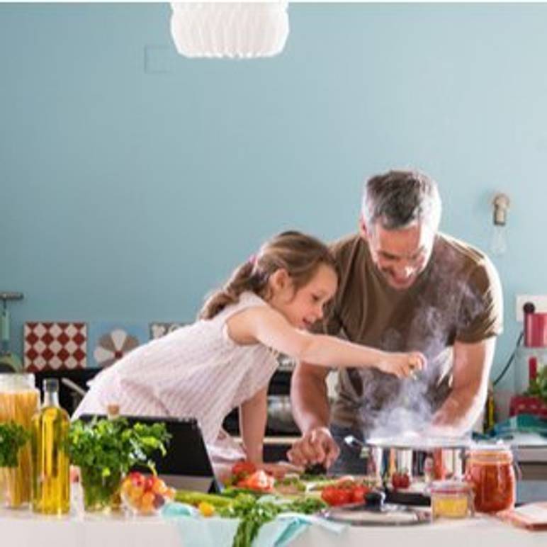vater und tochter kochen auf induktionskochplatte