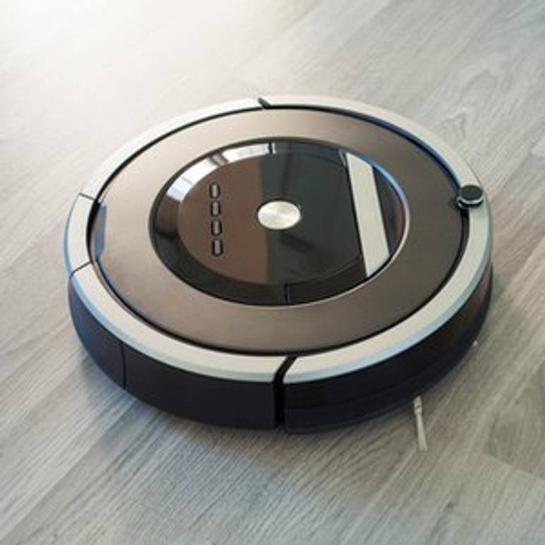 staubsauger-roboter auf grauem boden