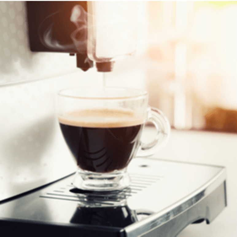 kaffeetasse unter kaffeemaschine