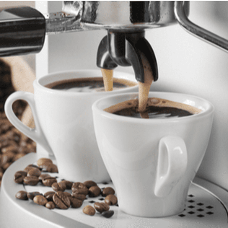 kaffemaschine mit mahlwerk bereitet zwei tassen gleichzeitig zu