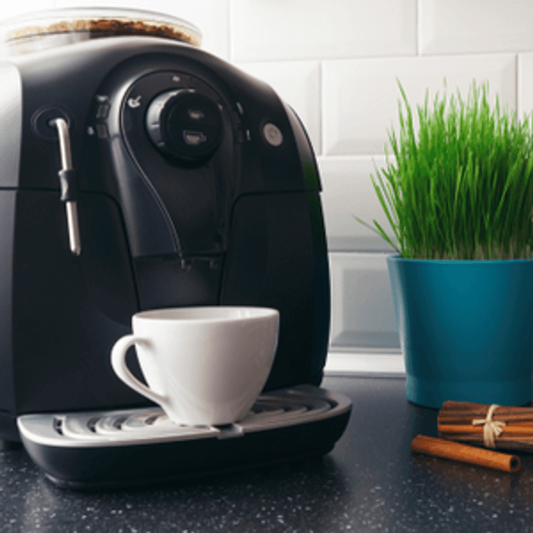 kaffeemaschine mit mahlwerk und kaffeetasse