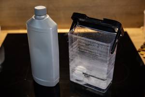 flasche-mit-entkalker-und-wassertank