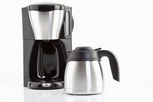 kaffeekanne vor filtermaschine
