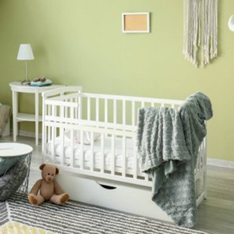 gitterbett in kinderzimmer