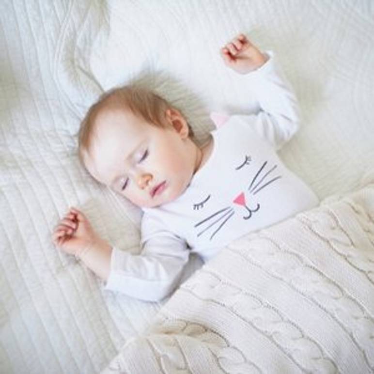baby schlaeft auf kindermatratze