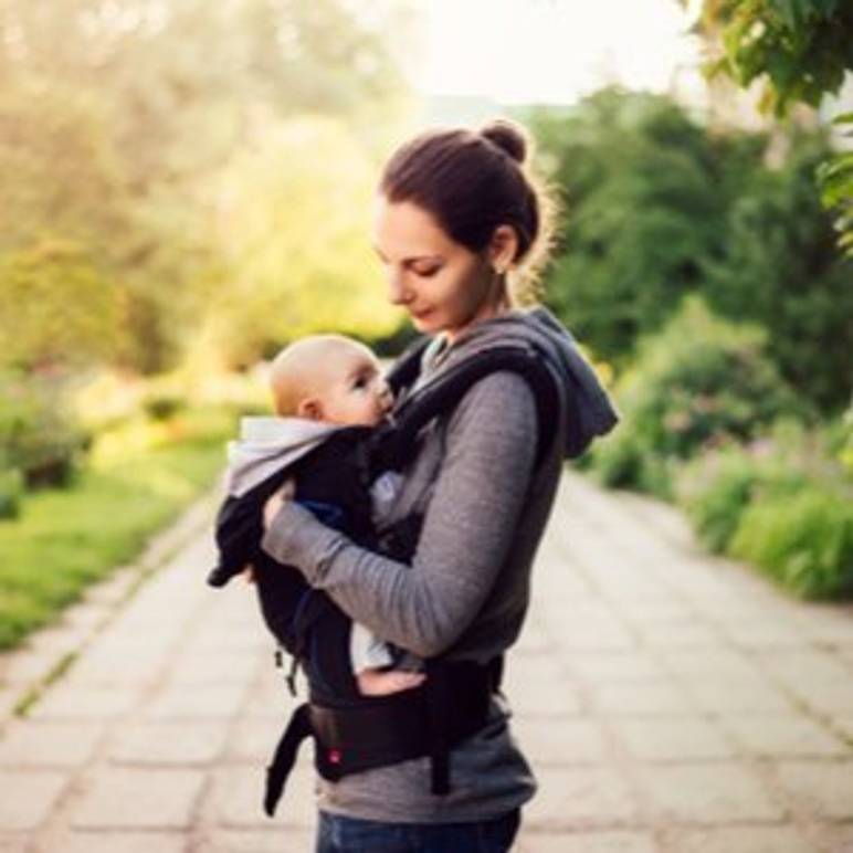 frau mit baby in kindertrage