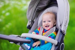 baby im kinderwagen