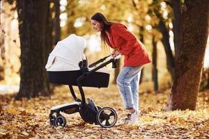 mutter mit einem kinderwagen