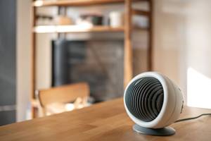 kleine elektroheizung auf tisch