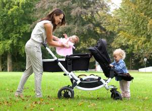 familie mit zwei kindern und kinderwagen