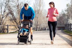 sportliche familie mit kinderwagen