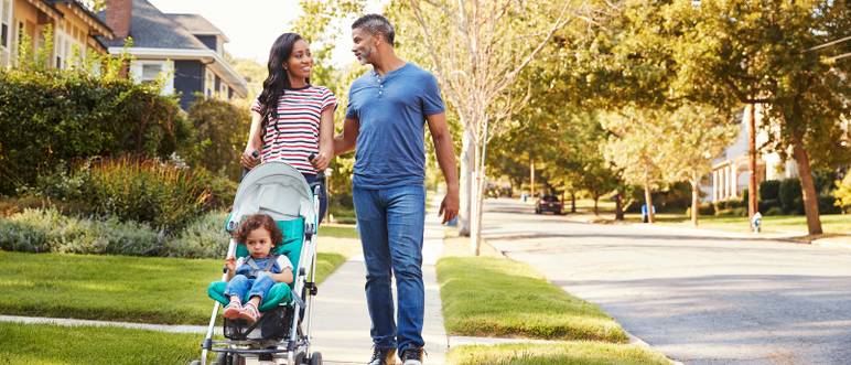 spaziergang mit kinderwagen