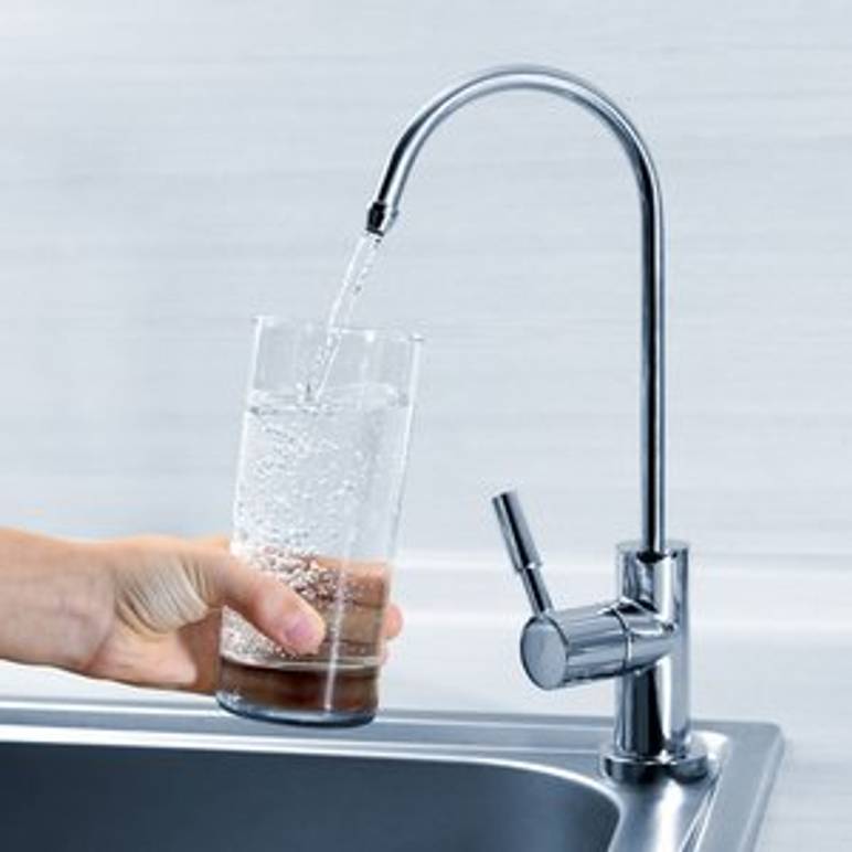 wasser aus kuechenarmatur