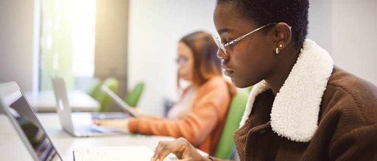 studierende-vor-laptop