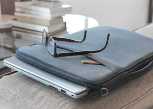 laptop-in-huelle-mit-brille