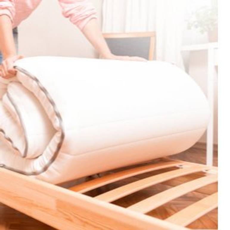 mann baut bett zusammen