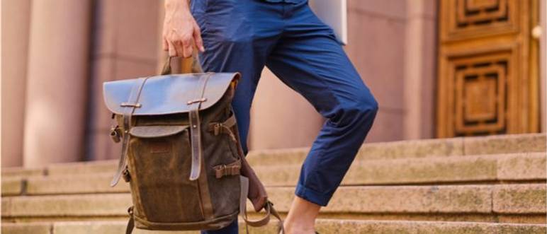 junger mann mit einem lederrucksack