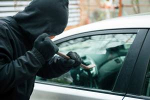 dieb will fenster von auto mit brecheisen einschlagen