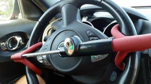 lenkradkralle am lenkrad im auto