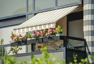 balkon mit gestreifter markise