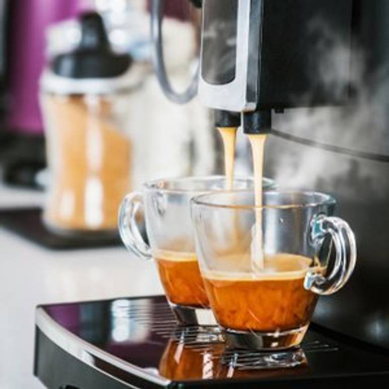 kaffeevollautomat macht zwei tassen kaffee