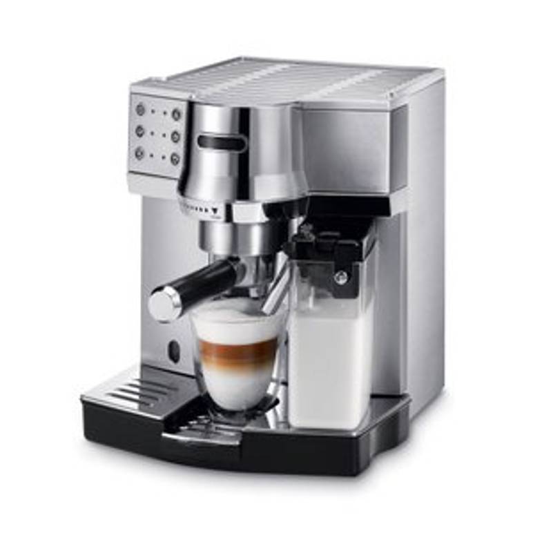 kaffeevollautomat vor weissem hintergrund