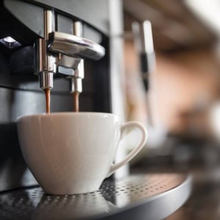 kaffeevollautomat bereitet kaffee zu