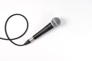 mikrofon-mit-kabel-vor-weissem-hintergrund