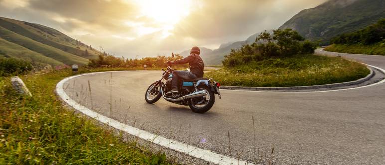 motorrad auf gewundener strasse