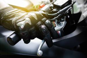 handschuhe auf motorrad lenker