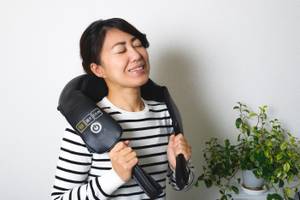 nackenmassagegeraet auf den schultern