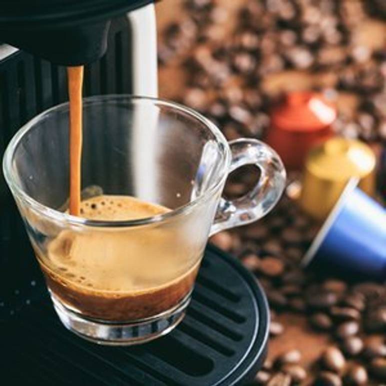 nespresso-maschine bereitet kaffee zu