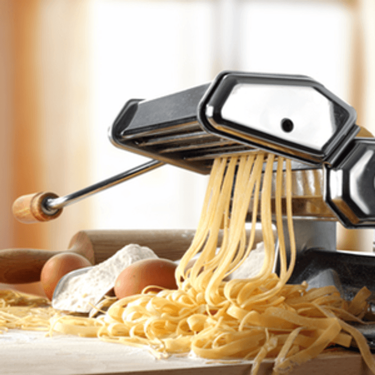 Manuelle Nudelmaschine aus der Tagliatelle hängen