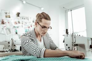 mann naeht mit overlock-naehmaschine