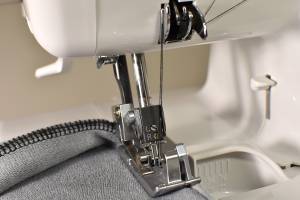 overlock-naehmaschine bei der arbeit